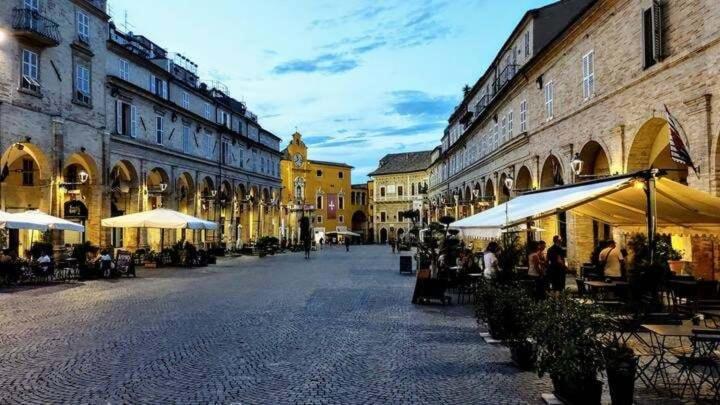 Nel Centro Storico Di Happy Song Fermo