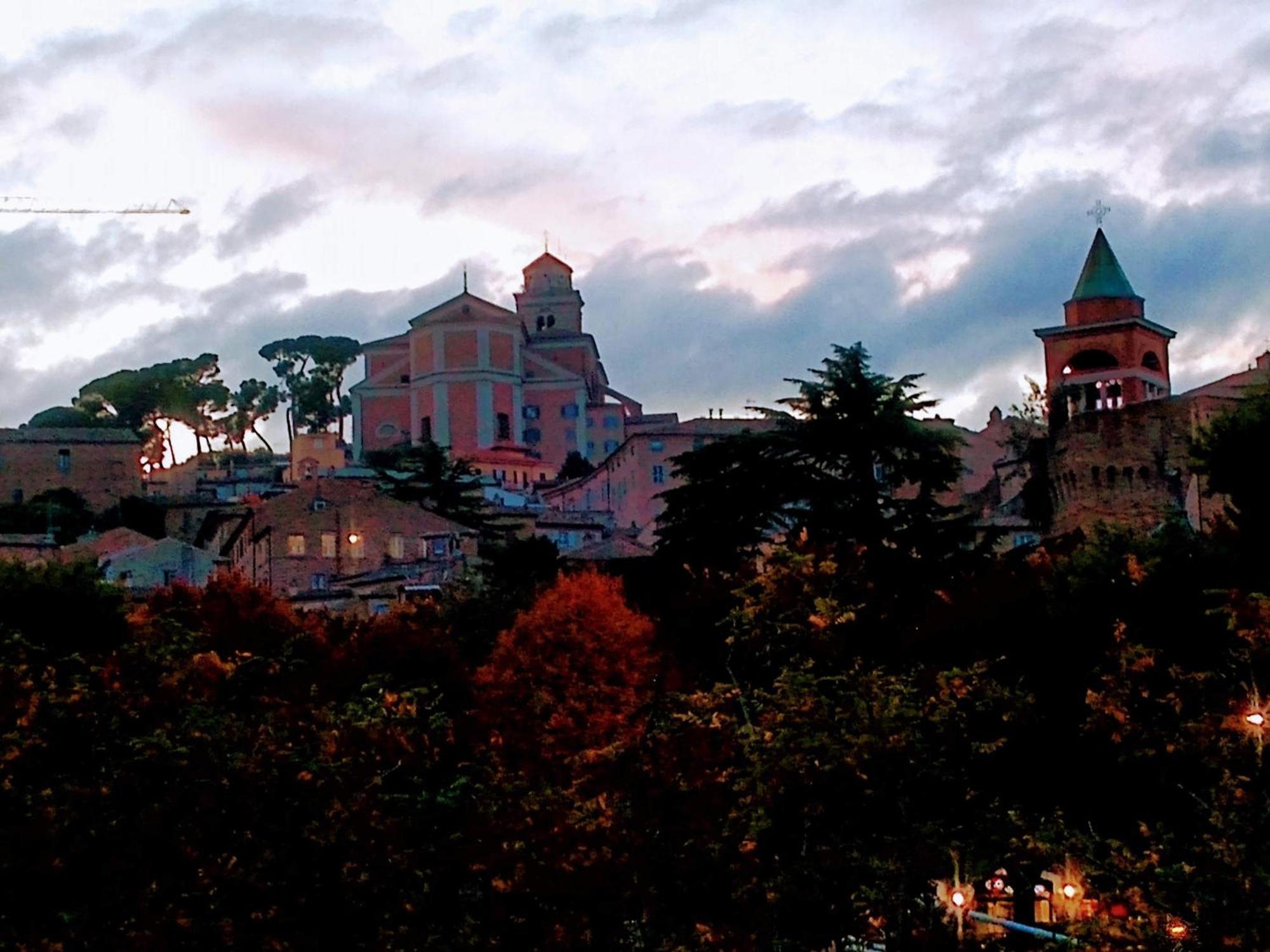 Nel Centro Storico Di Happy Song * Fermo